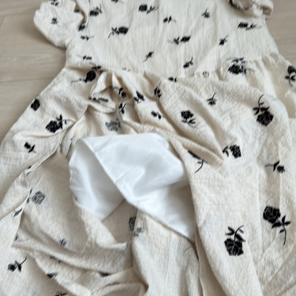 ✨ Black and Cream Floral Midi Short Sleeve Dress - Picture 7 of 7